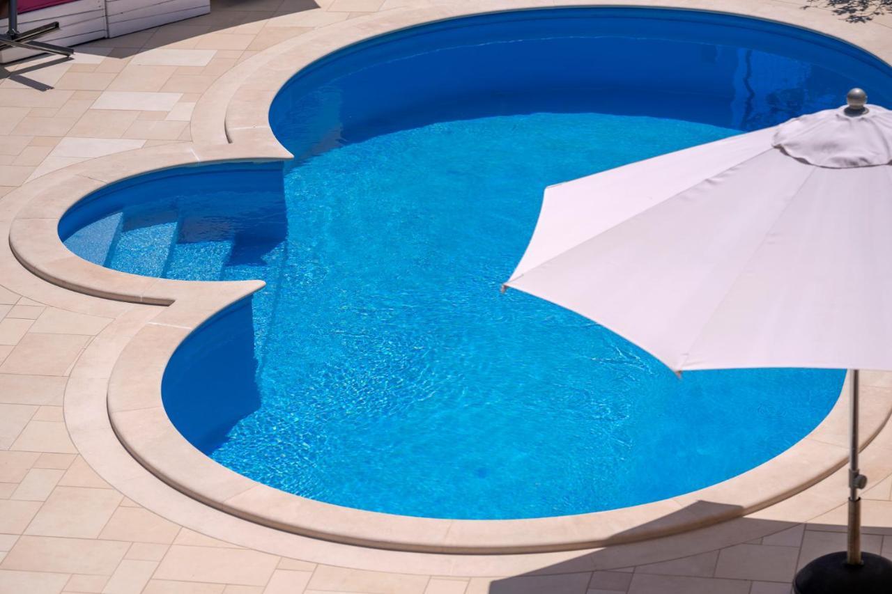 Hektorovic Poolside Apartments Bol Exterior foto