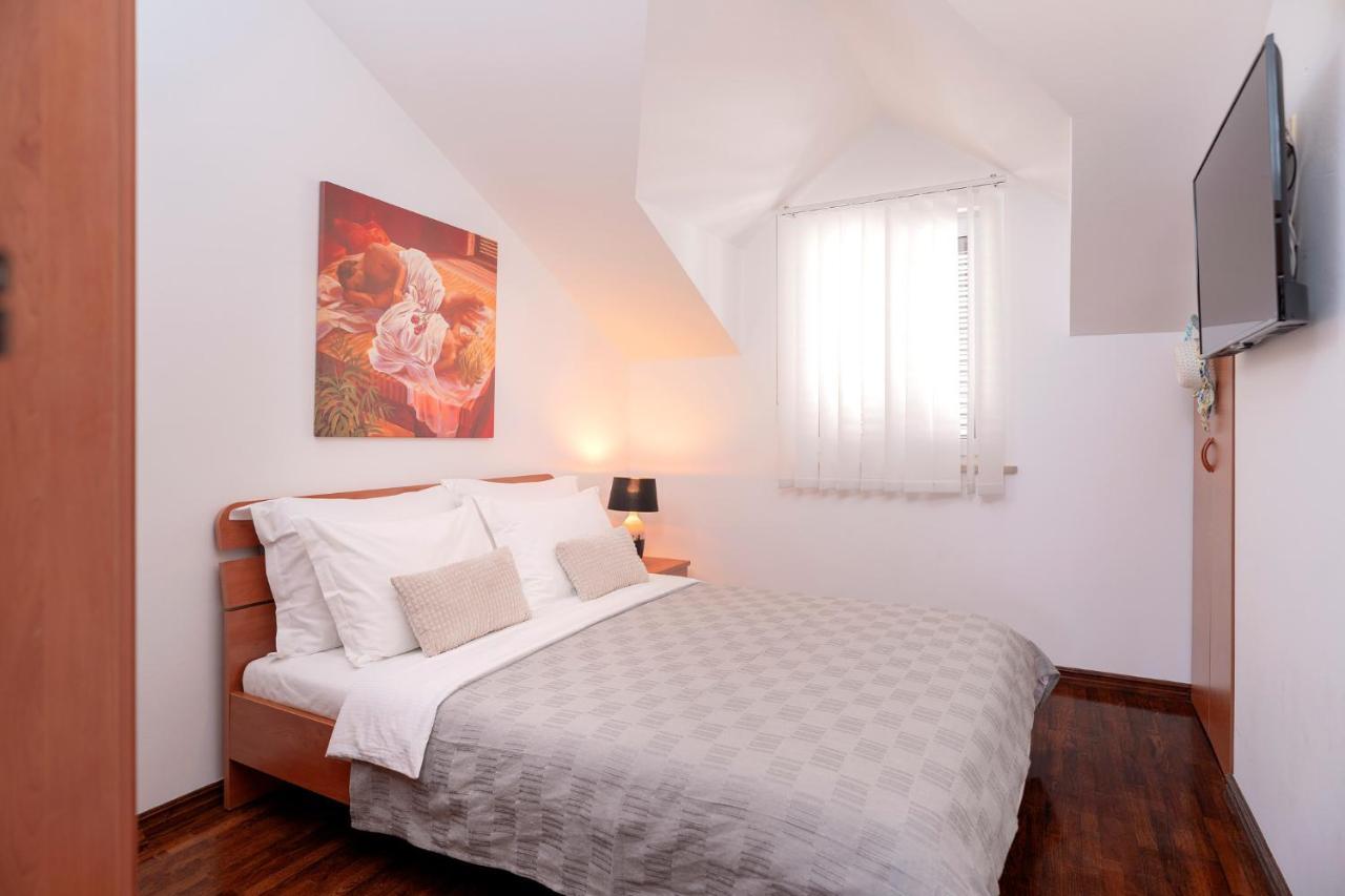 Hektorovic Poolside Apartments Bol Exterior foto